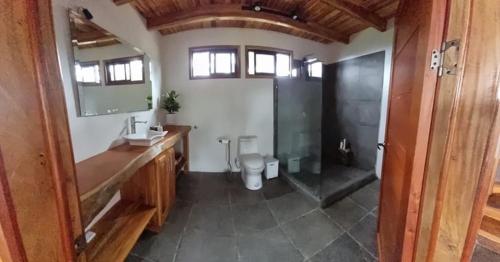 W łazience znajduje się toaleta, prysznic i umywalka. w obiekcie Cabaña Soluma 