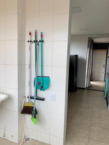 a bathroom with two brushes on a wall at Lindo apartamento em frente a UFOP com garagem in Ouro Preto