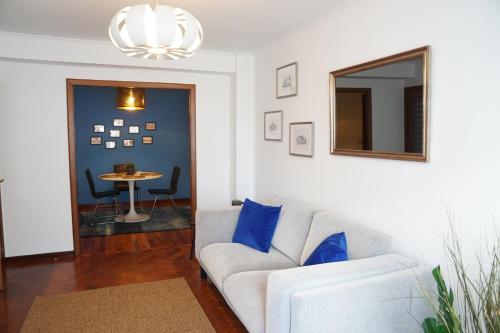 een woonkamer met een bank en een tafel bij Amazing Location CORUÑA DOWNTOWN in A Coruña