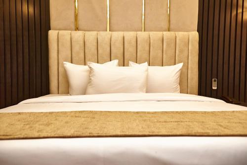 Ένα ή περισσότερα κρεβάτια σε δωμάτιο στο Mayfair Hotel Wuse2 Abuja
