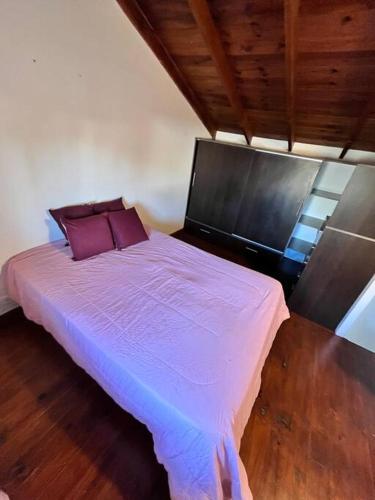 1 dormitorio con 1 cama grande con sábanas moradas en Hermoso departamento a 500 metros Del Mar en Mar del Plata
