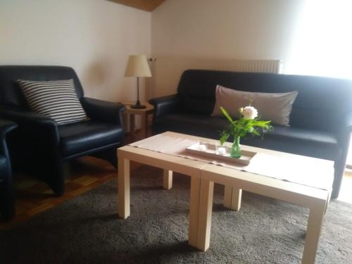 un soggiorno con divano e tavolino da caffè di Ferienwohnung Soherr a Erolzheim