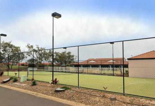 Villa 24 Coral Cove Resort 부지 내 또는 인근에 있는 테니스 혹은 스쿼시 시설