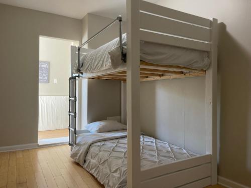 Postel nebo postele na pokoji v ubytování The Gray Corner House by Gallaudet 3 BR 2 BA