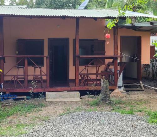dom z krzesłami stojącymi przed nim w obiekcie Casa Vero 2 w mieście Cahuita