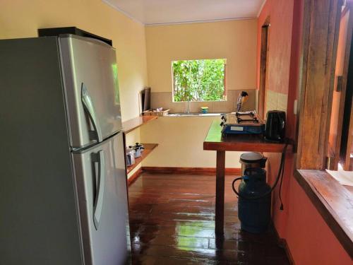 kuchnia z lodówką i stołem w obiekcie Casa Vero 2 w mieście Cahuita
