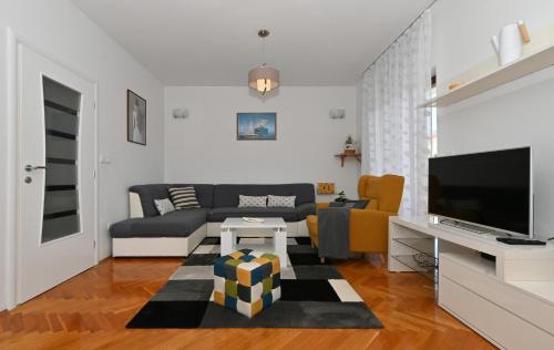 Apartments with hot tub Okrug Gornji, Ciovo - 12293