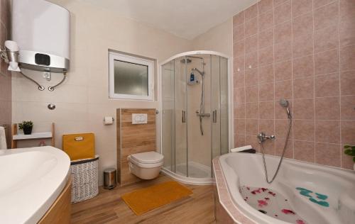 Apartments with hot tub Okrug Gornji, Ciovo - 12293