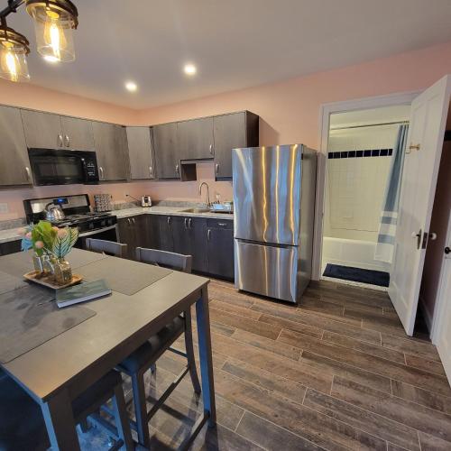 Una cocina o cocineta en Art and Lodging