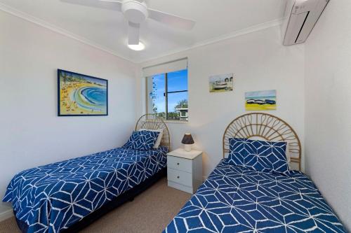 1 Schlafzimmer mit 2 Betten und einem Fenster in der Unterkunft Pacific Links 1b in Bargara