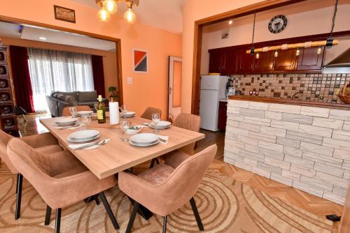 - une salle à manger avec une table et des chaises en bois dans l'établissement Holiday house with a parking space Razanac, Zadar - 19197, à Ražanac
