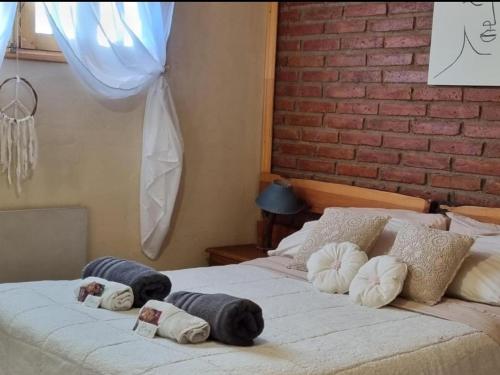 2 camas con toallas en un dormitorio en Malargue house II. en Malargüe
