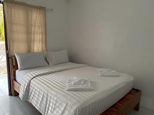 Een bed of bedden in een kamer bij White house bailan resort