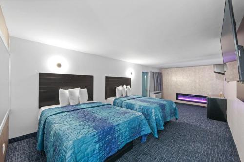 A bed or beds in a room at Hotel OPUS Bronx Near Bay Plaza Mall