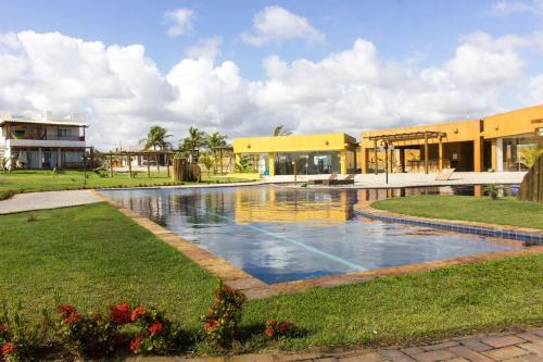 una piscina di fronte a un edificio di Aloha Gostoso a São Miguel do Gostoso