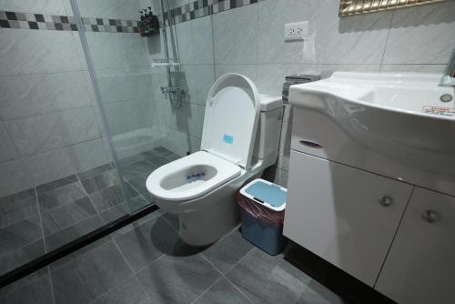 uma casa de banho com um WC e um lavatório em Lemuju B&B Hotel em Daxi