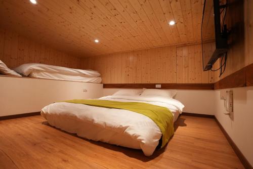 a bedroom with a bed and two bunk beds at Lemuju B&B Hotel in Daxi