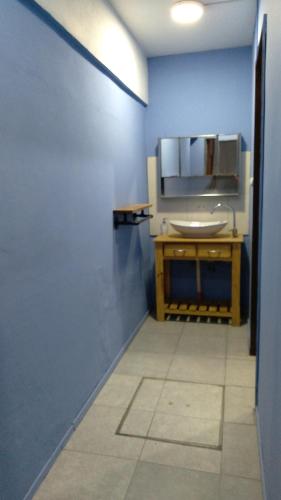 Habitación con baño con lavabo y aseo. en Casa Villana en Mendoza
