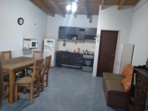 cocina y comedor con mesa y sillas en Casa Villana en Mendoza