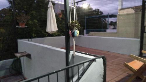 - Balcón con sombrilla y voleibol en Casa Villana en Mendoza