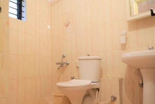 La salle de bains est pourvue de toilettes et d'un lavabo. dans l'établissement Tranquil Staycation - Independent Duplex House, à Hosur