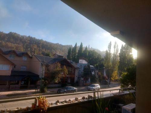 vistas a una calle con coches aparcados en la carretera en SMA AltoRoca7, en San Martín de los Andes