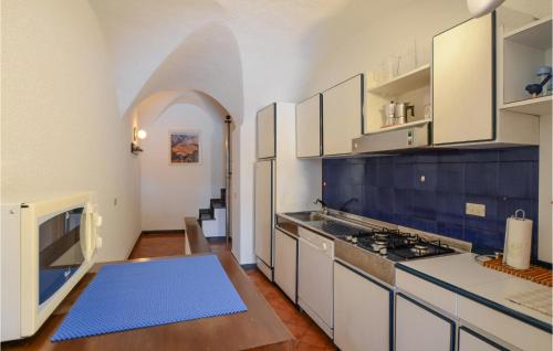 Dapur atau dapur kecil di Stunning Apartment In Portovenere