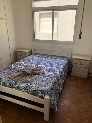 1 dormitorio con 1 cama con manta y ventana en Check and Home - Sacoa - 6 huéspedes con vista al mar, terraza privada y parrilla en Mar del Plata