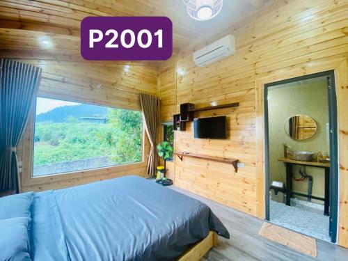 1 dormitorio con cama y ventana grande en Sunset Villa Tam Dao - Venuestay, en Vĩnh Phúc