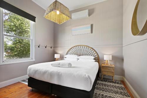 Giường trong phòng chung tại Howitt House