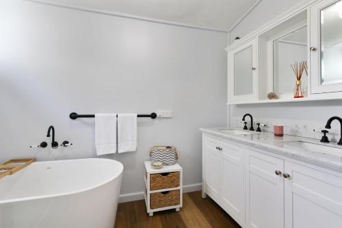 Phòng tắm tại Howitt House