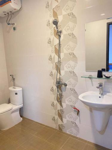 a bathroom with a toilet and a sink at GiaBinh Homestay in Cao Bằng