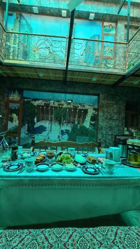 un tavolo con sopra piatti di cibo di Bukhara Hotel Alikhan a Bukhara