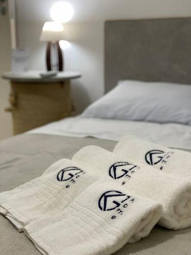 a towel sitting on top of a bed at Casa em condomínio fechado Paraty - KG Home in Paraty