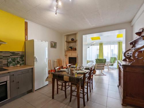une cuisine et une salle à manger avec une table et des chaises dans l'établissement Maison de charme 19ème rénovée proche Angoulême, idéale famille, équipement complet, animaux acceptés - FR-1-653-181, à Le Gond-Pontouvre