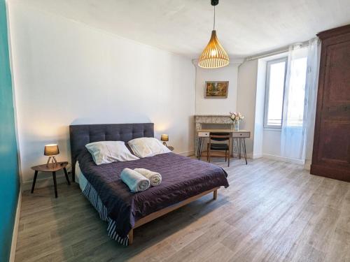 een slaapkamer met een bed, een tafel en een bureau bij Gîte Gond-Pontouvre, 4 pièces, 6 personnes - FR-1-653-181 in Le Gond-Pontouvre