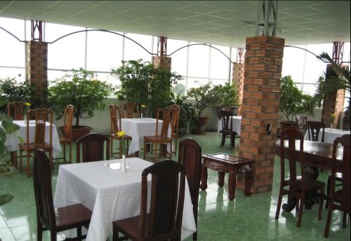 Un restaurant sau alt loc unde se poate mânca la Song Cau Hotel