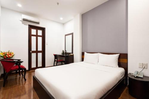 Postel nebo postele na pokoji v ubytování A&A Toronto Hotel