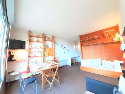 Cette chambre comprend un bureau, une table et des chaises. dans l'établissement Studio Cabine 6 Pers. Avec Ascenseur et Casier à Ski - Piau-Engaly - FR-1-457-313, à Aragnouet