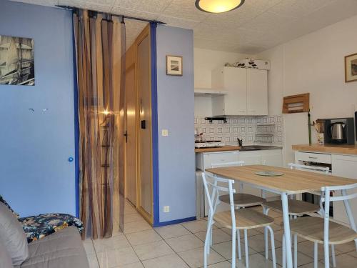 Studio avec Terrasse, Parking Privé et Accès Direct à la Plage - FR-1-465-86