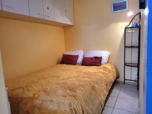 Posteľ alebo postele v izbe v ubytovaní Studio avec Terrasse, Parking Privé et Accès Direct à la Plage - FR-1-465-86