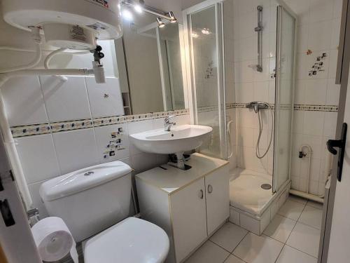 Kúpeľňa v ubytovaní Studio avec Terrasse, Parking Privé et Accès Direct à la Plage - FR-1-465-86