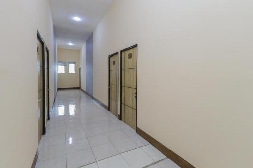 a hallway with lockers and a hallway with a hallwayngthngthngth at RedDoorz Syariah @ Klojen Malang in Malang