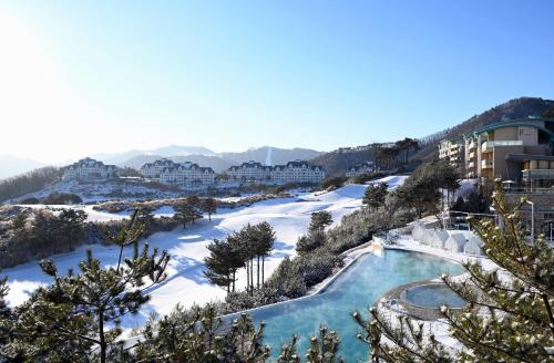 a resort with a pool in the snow at Sono Felice Village VivaldiPark in Hongcheon