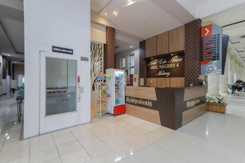 a store lobby with a counter and a refrigerator at RedDoorz Syariah @ Klojen Malang in Malang