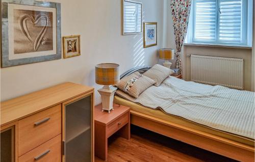 um quarto com uma cama com uma cómoda e uma televisão em Gorgeous Apartment In Lichtenfels Ot Kloster With Wifi 