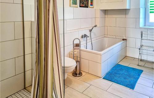 uma casa de banho com uma banheira, um WC e um lavatório. em Gorgeous Apartment In Lichtenfels Ot Kloster With Wifi 
