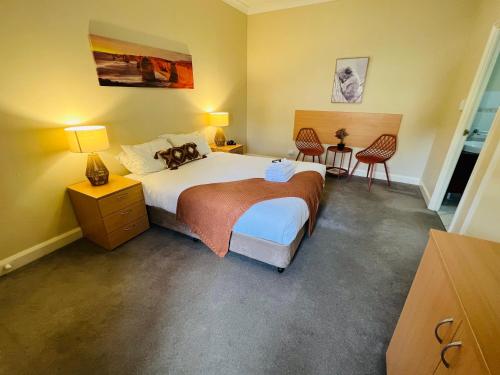 Habitación de hotel con 1 cama y 2 sillas en Settlers House York, en York