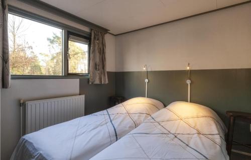 sypialnia z 2 łóżkami z białą pościelą w obiekcie Awesome Home In Well With Kitchen w mieście Well