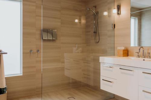 uma casa de banho com um chuveiro e um lavatório. em Haven on James em Bicheno